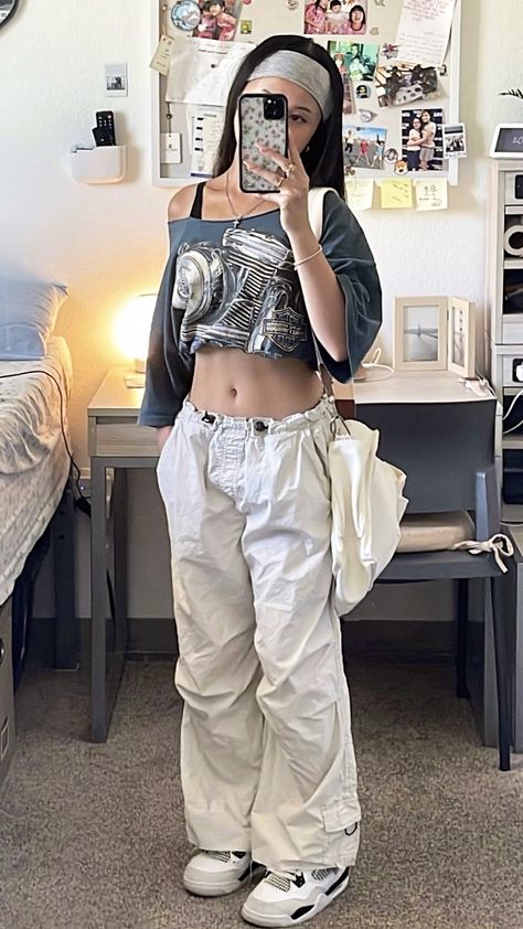 Outfit Ideas With Black And White Jordans, White Parachute Pants Outfit Streetwear, Outfits With White Parachute Pants, How To Style White Parachute Pants, Styling White Parachute Pants, Parachute Pants Outfit Women, Outfits With Parachute Pants, Brown Parachute Pants Outfit, Parachute Cargo Pants Outfit