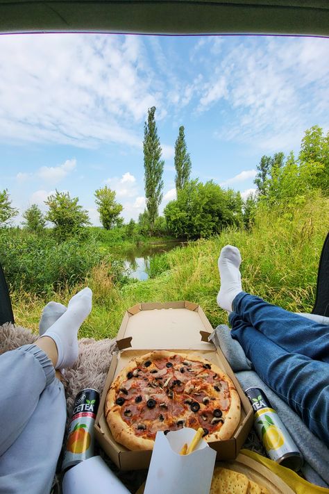 Back Of Truck Picnic, Birthday Picnic Ideas For Couples, Car Picnic Food, Back Of Car Date, Date Adventures Ideas, Car Picnic Ideas, Back Of Car Picnic, Back Of The Car Date Night, Car Picnic Aesthetic