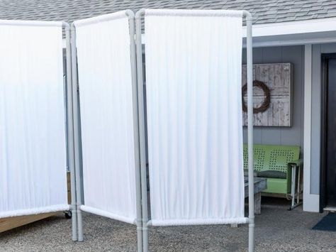 Can’t hang curtains from your deck or patio? Get the look by making this portable privacy screen with PVC tubing and simple, inexpensive bedsheets. You can use any color sheets for this customizable project to complement your other outdoor decor. Color Concrete, Diy Privacy Screen, Patio Pictures, Balcony Privacy, Diy Balcony, Pvc Pipe Projects, Patio Privacy, Pvc Projects, Diy Room Divider