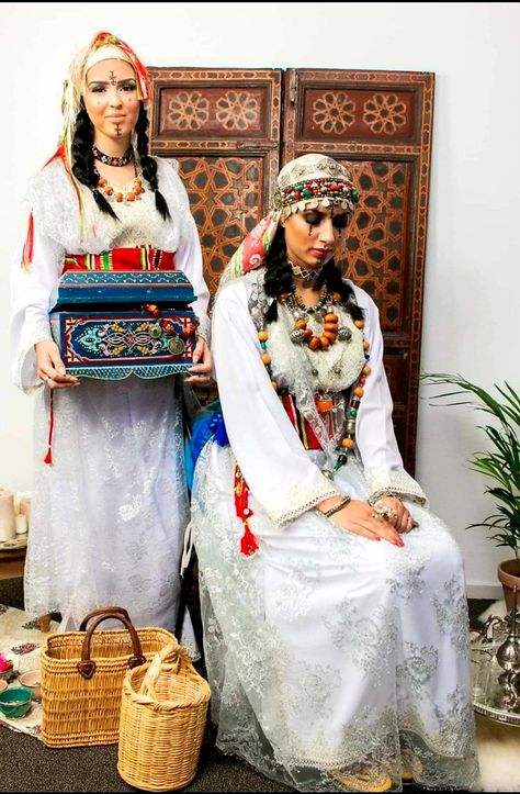 Morroco Clothes, Amazigh Aesthetic, North African Clothing, Ishtar Goddess, Gold Gowns, Moroccan People, Morocco Culture, Culture Jewelry, Moroccan Aesthetic