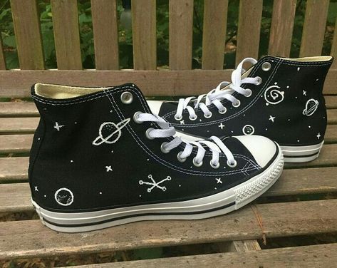 Painted Shoes Diy, Cute Converse, All Star Shoes, Custom Converse, Embroidery Shoes, Painted Jeans, Embroidered Shoes, Painted Clothes, Aesthetic Shoes