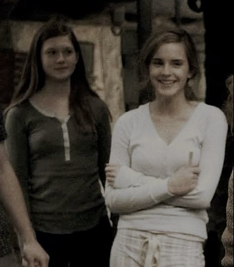 Luna Lovegood And Hermione Granger, Hermione Granger Fan Cast, Hermione Granger Its Leviosa, Hogwarts Friends, Ginny And Hermione Friendship, Harry Potter 3, Hermione Meme, Harry Potter Icons, Bonnie Wright