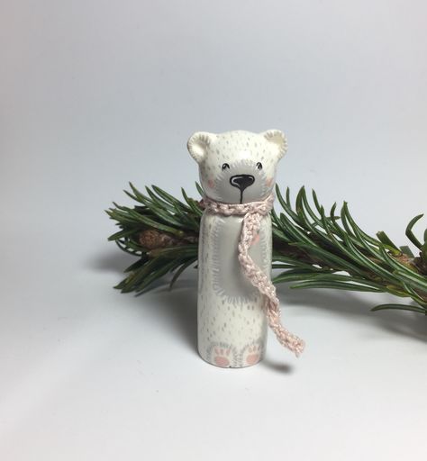 Bug Gifts, Diy Felt Christmas Ornaments, Spool Crafts, Waldorf Crafts, Winter Art Projects, Doll Decoration, Wood Peg Dolls, Peg People, Clothespin Dolls