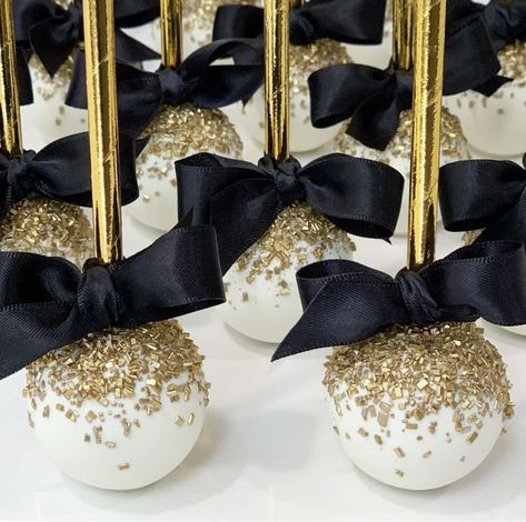 Cake Pops Gold And Black, Great Gatsby Cake Pops, White Cake Pops With Gold, Elegant Food Display Ideas, Black And Gold Desserts, Black And Gold Cupcakes Birthdays, Gatsby Party Cake, Gatsby Cake Pops, Black And Gold Dessert Table Ideas