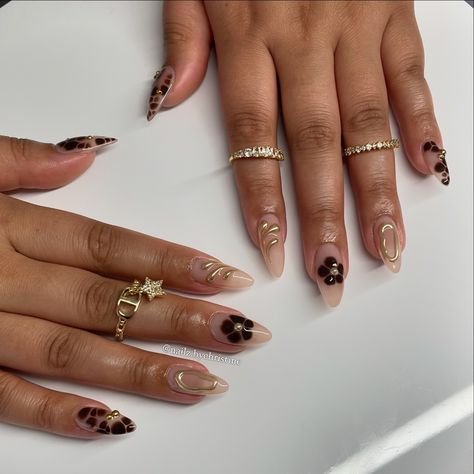 Swipe to the end to see bonus pic of my cat 🐈‍⬛ • Brown and gold is unmatched 🤎🤎🤎 Ib// @myprettyset @z0_0ey • • • @apresnailofficial Natural Short Stiletto Gel-X • @lunabeauty_store DGEL Cheek Gel (code:CHRISTINE10) • @auroranailsupply JELLO JELLO Real Gold, More White ZigZag 3d Gel • @vbeautypure #138 • • • Service// Short Gel-X + Icy ❄️ #nailinspo #gelx #nailart #melbournenailtech #melbournenailartist #summernails #brownnails Brown And Gold Nails, Biab Nails, Cat Brown, Stiletto Nails Short, Short Stiletto, Long Acrylic Nails Coffin, Short Nail Designs, Brown Nails, Acrylic Nails Coffin