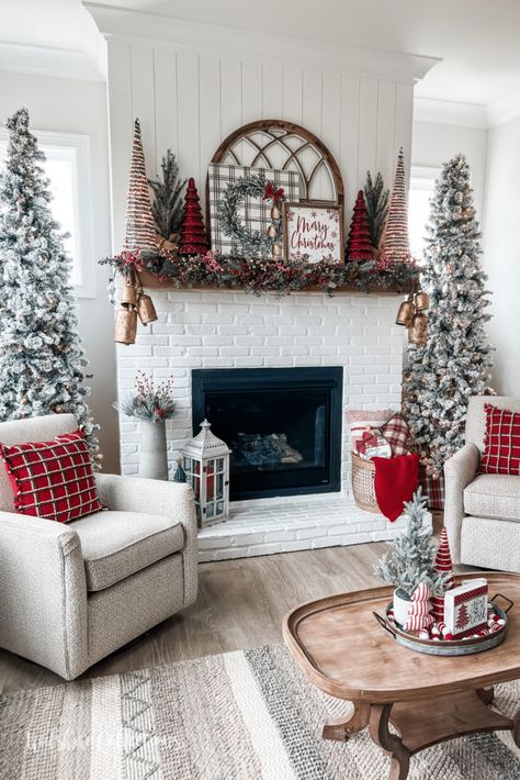 Cozy Christmas decorating ideas Christmas Decor Trends, Cozy Christmas Decor, Christmas Fireplace Decor, Heart Christmas, Christmas Decor Inspiration, Christmas Mantel Decorations, Christmas Themes Decorations, Christmas Decorations Living Room, Christmas Mantle