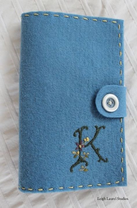 Monogrammed felt needle book tutorial Felt Needle Book, Sew Gifts, Needle Holders, Needle Storage, Book Tutorial, Needle Books, Basic Embroidery, Diy Back To School, Sewing Machine Cover