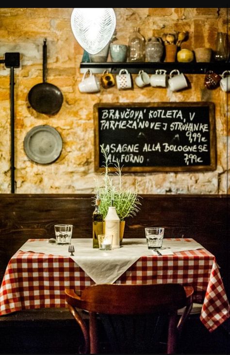 a great classic Italian style. Italian Restaurant Design, Italian Restaurant Interior, Italian Restaurant Decor, Bistro Decor, Pizzeria Design, Rustic Outdoor Furniture, Italian Bistro, Rustic Cafe, Italian Cafe