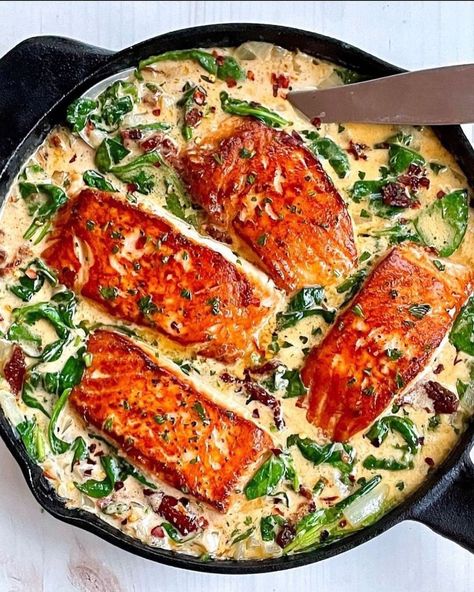 Official Dubai Tastes on Instagram: “CREAMY GARLIC SALMON & SUNDRIED TOMATO BASIL SKILLET ✨ @sara.haven Ingredients: 4 salmon fillets • 2 tsp. olive oil • 2 tbsp. butter •…” Salmon Sundried Tomato, Creamy Garlic Salmon, Sara Stewart, Sara Haven, Crispy Salmon, Salmon And Broccoli, Garlic Parmesan Sauce, Garlic Salmon, Sundried Tomato