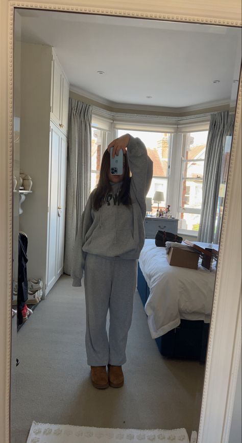 Ugg And Sweatpants Outfit, Comfy Lazy Outfits Aesthetic, Comfy Outfits To Wear On Your Period, Uggs With Pants, Gray Sweatpants And Uggs Outfit, Lazy Winter Fits, Comfy Asethic, Super Comfy Outfits, Sweatpants Hoodie Outfit