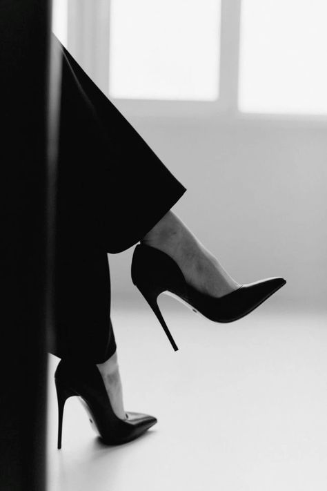 Dark Feminine Heels, Black High Heels Aesthetic, Heels Wallpaper, Androgynous Models, Black And White Heels, Heels Aesthetic, Black Stiletto Heels, Studio Photography Poses, Shoes Heels Classy