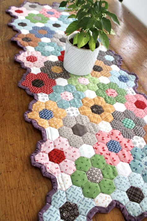 Hexie Table Runner Free Pattern, Hexi Table Runner, Epp Hexies Quilt Patterns, Table Runner Pattern Free, Quilting Shapes, Hexagon Table Runner, Rug Design Ideas, Hexagon Projects, Beginner Quilt Patterns Free