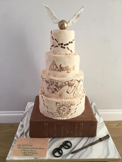 Harry Potter Wedding Cake, Gateau Harry Potter, Harry Wedding, Harry Potter Birthday Cake, Glume Harry Potter, Harry Potter Bday, First Communion Cake, Harry Potter Wedding Theme, Harry Potter Baby Shower