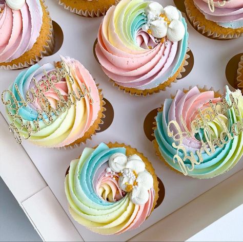 Multicoloured Cupcakes, Cupcakes Birthday Ideas, Pastel Rainbow Cupcakes, Pride Cupcakes, Cakes Unicorn, Pastel Bakery, Kids Birthday Cupcakes, Easy Cupcakes Decoration, Pastel Rainbow Cake