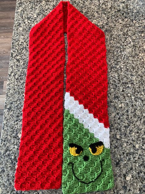 Ravelry: The Grinch Scarf C2C by Candice Maser Grinch Scarf, Crochet Scarf Ideas, Christmas Scarf Pattern, Christmas Scarf Crochet, Christmas Crochet Patterns Free, Owl Crochet Patterns, Scarf Ideas, Free Pattern Crochet, Crochet Scarf Pattern Free