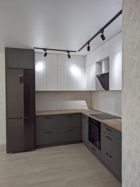 Light Grey Wood Kitchen, Clean Kitchen Design, Track Lighting Kitchen, Minimal Kitchen Design, Серая Кухня, Colorful Kitchen Decor, Kitchen Layout Plans, House Organisation, Kitchen Design Plans