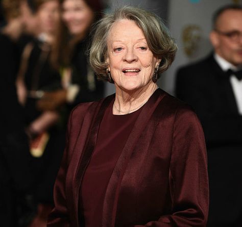 Smith is now 81 years old, and until recently you could see her as Violet Crawley in the series Downton Abbey. | Here's What The Cast Of Harry Potter Looked Like In 2001, 2011, And Now Julian Fellowes, Laura Linney, Rita Moreno, Michelle Dockery, Angela Lansbury, Maggie Smith, Judi Dench, Whoopi Goldberg, Betty White