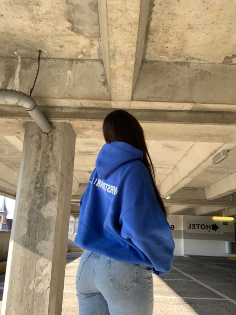 Blue Hoodie Outfit Aesthetic, How To Style Jean Jacket, Hoddies Outfits Girl, Blue Jeans Outfit Aesthetic, Jeans And Hoodie Outfit, Blue Adidas Outfit, Blue Hoodie Outfit, Cropped Hoodie Outfit, Outfit Ideas Oversized