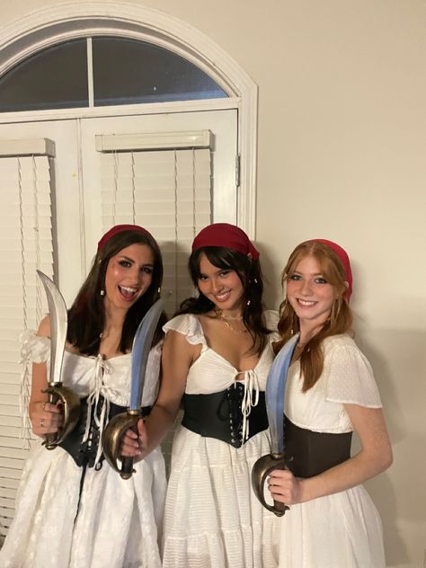 Trio Halloween Costumes Pirates, Outer Banks Halloween Costumes Kiara, Cute Pirate Costume, Women’s Pirate Halloween Costume Ideas, Halloween Costumes Easy, Pirate Halloween Costume, Best Friend Costumes, Friend Costumes, Pirate Halloween Costumes