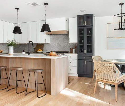 White Upper Cabinets, Blob Mirrors, Beach Style Kitchen, Two Tone Kitchen Cabinets, Two Tone Kitchen, Scandinavian Kitchen, Open Concept Kitchen, Kitchen Inspo, Wood Kitchen