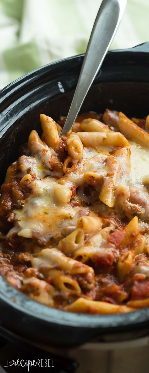 This Slow Cooker Baked Ziti is actually made completely in the crockpot -- even the pasta! It is so much easier than the traditional version but packs all of the same flavor! Slow Cooker Baked Ziti, Slow Cooker Baking, Recipe Crockpot, Ziti Recipe, Resep Pasta, Crock Pot Food, Ziti Recipes, Baked Ziti Recipe, Crockpot Dishes