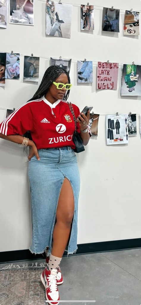 T Shirt Classy Outfit, Philly Fall Outfits, White Shirt And Jeans Outfit Black Women, Red Jersey Outfit Women, Genz Work Outfits, Vacation Outfits With Sneakers, Jean Aesthetic Outfit, Arm Sleeve Outfit, Mix Prints Outfit