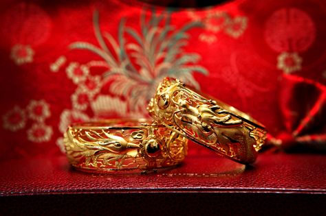 chinese dragon and phoenix bangles for the bride Chinese Engagement Ring, Chinese Wedding Jewelry, Chinese Wedding Ring, Chinese Gold Jewellery, Fall Wedding Ring, Muslim Bridal Dress, China Decorations, Chinese Engagement, Chinese Wedding Ideas