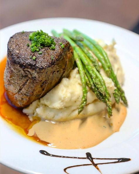 12 oz filet mignon with mashed potatoes and asparagus(source) Entree Ideas, Gourmet Food Plating, Fine Dining Recipes, Catering Company, Steak Dinner, Wedding Catering, Food Presentation, Food Plating, Wedding Food