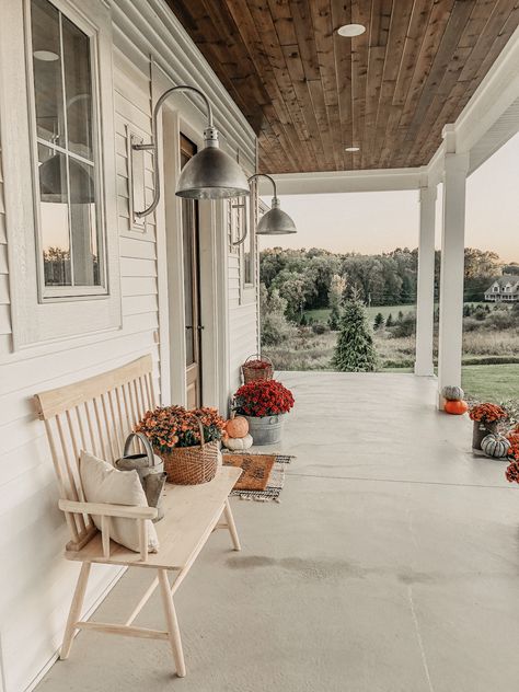 Farmhouse Front Porches, Farmhouse Porch, Farmhouse Front, Farmhouse Exterior, Barn Lighting, The Porch, House Goals, Dream House Plans, The Ranch