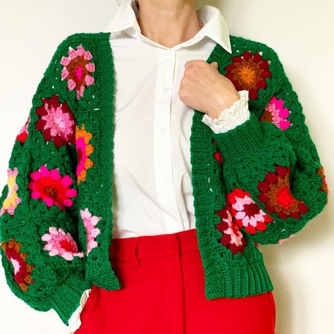 I am chic with my granny square cardigan in Christmas colours, am I? ❤️🌲 😃 -> Slide to see how it looks from behind. So when you have… | Instagram Christmas Granny Square Cardigan, Granny Square Colours, Crochet Christmas Cardigan, Patterned Cardigan Outfit, Play Closet, Fun Christmas Outfits, Granny Square Cardigan, Crochet Costumes, Christmas Colours