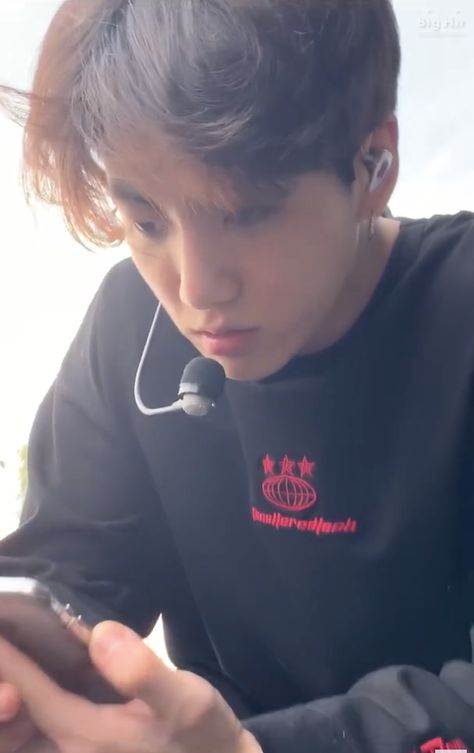 Looking at his phone 📱 Jungkook Euphoria, Bts Snapchats, Jungkook Ff, Look Back In Anger, Twitter Bts, I Love Bts, Bts Members, Foto Jungkook, Bts Fanart