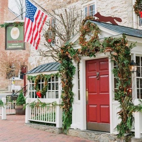 Country Living on Instagram: "Settling in for an old-fashioned, small town Christmas 🎄✨ . For our latest issue of #SmallTownSaturday, we moseyed on over to Middleburg, Virginia for a dog-filled parade, small-batch hard cider and more! Check out the link in bio to subscribe for your next issue. . . 📸: @jodiandkurtphoto" Virginia Christmas, Middleburg Virginia, Small Town Christmas, Colorado Blue Spruce, Christmas Things To Do, Pet Sweaters, 20th Century Studios, Hard Cider, Christmas Parade