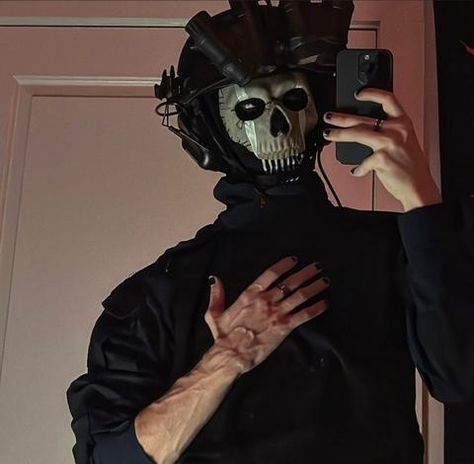 Dark Black Aesthetic Pictures, Simp Aesthetics, Cod Characters, Simon Riley, Ghost Face Mask, Ghost Riley, Mask Guy, Motorcycle Drawing, Masked Men