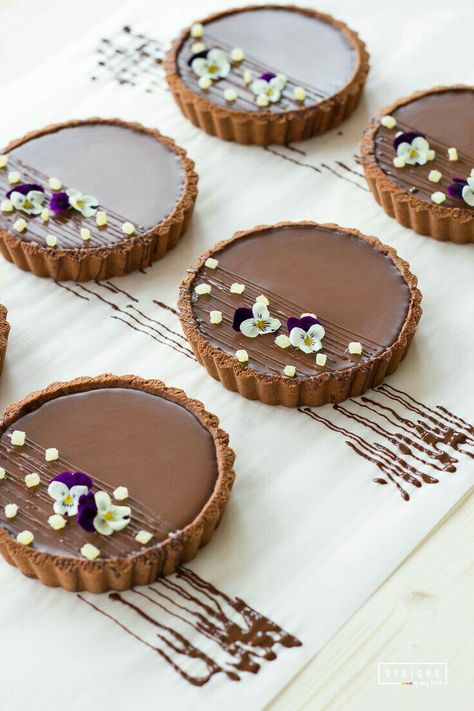 Tart Dessert Design, Tart Aesthic, Chocolate Tartelette, Tart Idea, Fancy Bakery, Ginger Caramel, Tart Chocolate, Chocolate Tarts, Pie Chocolate