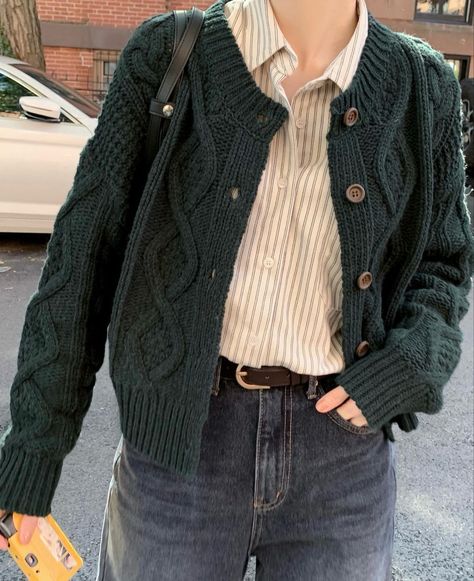 Casual Fall Outfit Aesthetic, Autumn Outfits Inspo 2024, Engineering Aesthetic Outfit, Old Money Aesthetic Outfit Fall, Casual Academia Aesthetic, Pastel Fall Outfits, Fall Fashion Europe, Dark Green Jacket Outfit, English Major Aesthetic Outfit