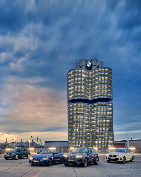 Bmw Museum, Bmw 745li, Car Transporter, Car Museum, Munich Germany, Bmw Cars, My Dream Car, Willis Tower, Funny Short Videos