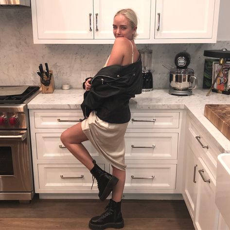 Maddi Bragg, High Value Woman, Style Inspiration Spring, Evening Outfits, Fit Check, Feminine Energy, Dream Wardrobe, Friday Night, Sock Shoes