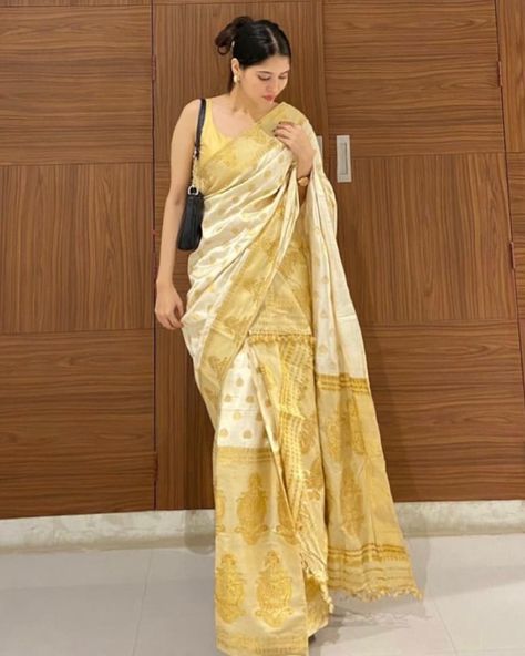 Pujo Outfit Ideas, Saraswati Puja Saree Look Aesthetic, Pohela Falgun Saree Look, Mekhla Chador Look, Mekhela Sador Poses, Mekhela Sador Blouse Design, Saraswati Pujo Saree Look, Mekhela Chador Blouse Designs, Mekhela Sador Aesthetic