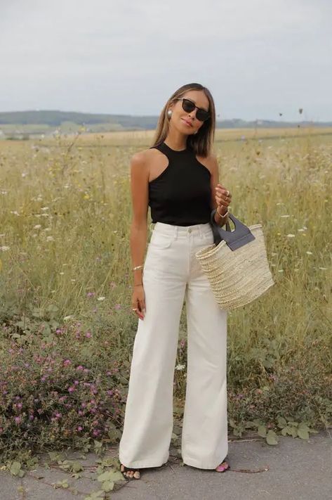 How To Style Wide Leg Jeans, Style Wide Leg Jeans, Wineries Outfit, Wide Leg Jeans Outfit, White Jeans Outfit, Black White Outfit, Europe Outfits, High Rise Wide Leg Jeans, Italy Outfits