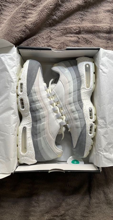 Nike 95, Pretty Shoes Sneakers, Kicks Shoes, Shoe Wishlist, Sport Shoes Women, Hype Shoes, Swag Shoes, Men's Footwear, Nike Air Max 95