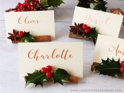 Christmas Place Settings Diy, Christmas Place Cards Diy, Christmas Place Card Holders, Christmas Winter Wedding, Christmas Wedding Flowers, Diy Place Cards, Jul Diy, Christmas Place Settings, Place Card Holders Wedding