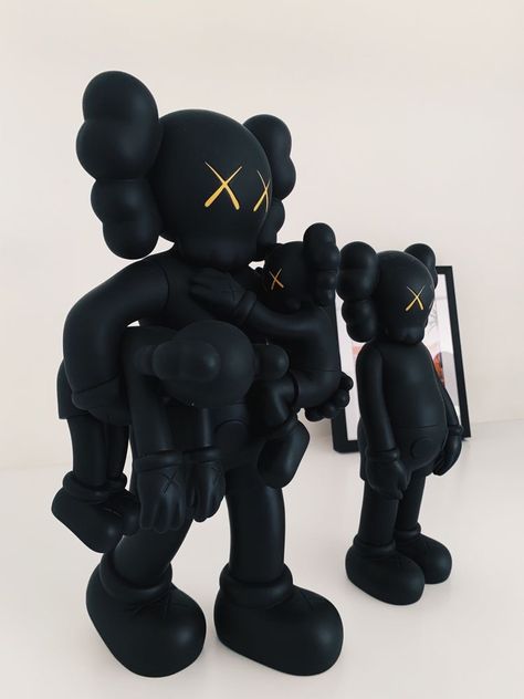 Kaws Family Wallpaper, Home Icon Aesthetic, Kaws Family, Kaws Wallpapers, Kaws Bear, Temple Landscape, Bear Brick, App Wallpaper