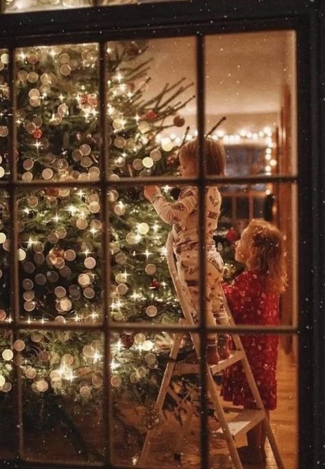 Christmas Wallpaper Ideas, Christmas Instagram Pictures, Christmas Family Photoshoot, Through A Window, Christmas Shoot, Tree Tree, Pinterest Ideas, Christmas Feeling, Warm Christmas