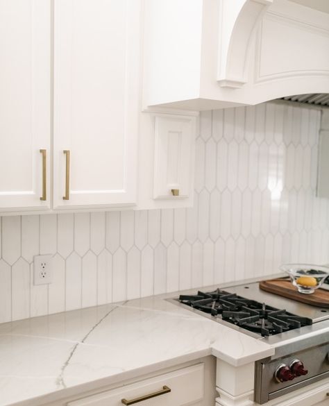 Picket Tile Backsplash Kitchen Ideas, Cream Picket Tile Backsplash, Marble Picket Tile Backsplash, White Picket Tile Backsplash Kitchen, Pickett Kitchen Backsplash, Kitchen Backsplash Picket Tile, White Backsplash Ideas For Kitchen, White Gold Kitchen Backsplash, Picket Fence Backsplash Kitchen