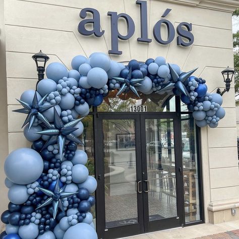 Monochromatic Balloon Garland, Pool Balloons, Baloon Garland, Blue Balloon Garland, Balloon Inspiration, Balloon Colors, Hoco 2024, Corporate Events Decoration, Blue Balloon