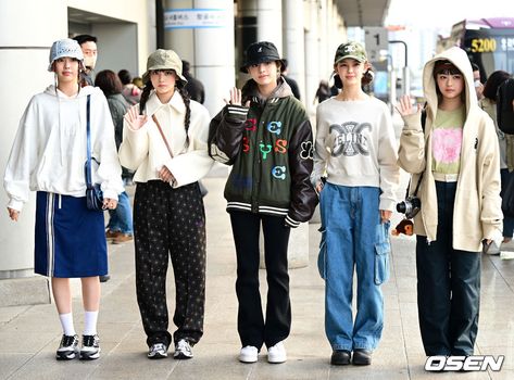 Newjeans Airport, Outfit Images, Kcon 2022, Airport Fashion Kpop, Korean Airport Fashion, Jeans Street Style, Outfit Korean, New Jeans Style, Airport Style