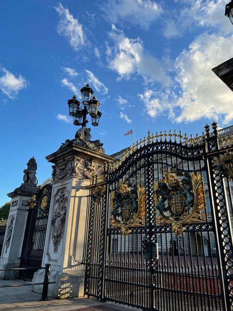 London Royal Aesthetic, Coronation Aesthetic, England Castle Aesthetic, United Kingdom Aesthetic, British Palace Aesthetic, Aesthetic Places In England, Buckingham Palace London, Official Residence, London Aesthetic