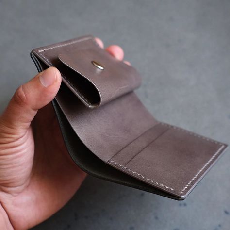 The coolest feature of the Vice Admiral wallet is that the coin pocket is "opened up" at the top allowing you to put the most used card behind it for a quick draw. 🤓 With Vice Admirals being out and used for years now, something that I have seen customers also do that was not an intended feature is that they store even more cards in the cash compartment while still keeping a few banknotes in there. 🙈 With capacity for cards, cash and coins in a front pocket size, the Vice Admiral remains o... Leather Wallet Pattern, Leather Craft Patterns, Diy Wallet, Quick Draw, Wallet Pattern, Leather Pattern, At The Top, Open Top, Pocket Size