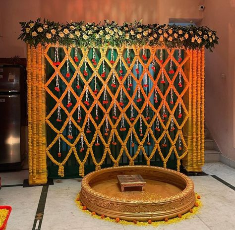 Main Gate Flower Decoration, Bengali Wedding Mandap, Bengali Wedding Decoration, Haldi Photography Ideas, Haldi Photography, Haldi Decor Ideas, Mehendi Wedding, Toran Designs, Haldi Decoration Ideas