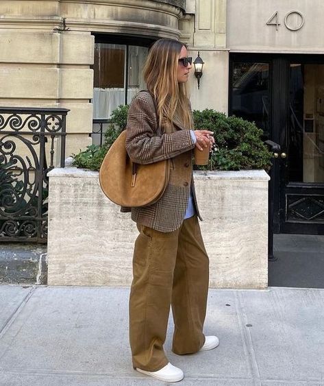 Brown Sneaker Outfits, Street Style 2022, Fall Fashion Outfits Casual, Sneaker Outfits Women, Sneaker Outfits, Fall Fashions, Cool Outfit, Autumn Fashion Casual, Autumn Colors